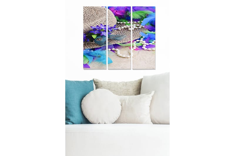 Canvastavla i trä 3-delar 50x70 cm - Färgglad samling av fjädrar, blommor och pärlor med en solhatt i fokus - Lila / Grön / Blå - Inredning - Tavlor & posters - Canvastavla