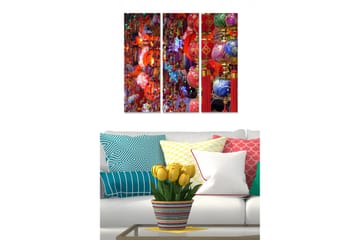 Canvastavla i trä 3-delar 50x70 cm - Färgglada lyktor hängande i en livlig marknadsmiljö - Röd / Blå / Guld - Inredning - Tavlor & posters - Canvastavla