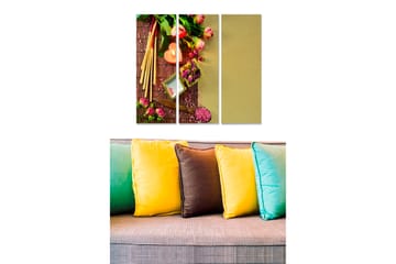 Canvastavla i trä 3-delar 50x70 cm - Färgrik arrangemang av blommor och ljus på en bambumatta - Rosa / Grön / Beige - Inredning - Tavlor & posters - Canvastavla