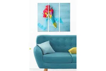 Canvastavla i trä 3-delar 50x70 cm - Färgrik bukett av tulpaner och blommor med blått band - Blå / Rosa / Gul - Inredning - Tavlor & posters - Canvastavla