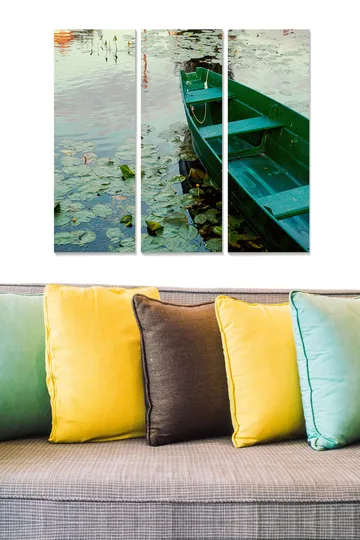 Canvastavla i trä 3-delar 50x70 cm - Grön båt på spegelblanka vatten med näckrosor - Grön / Blå / Beige - Inredning - Tavlor & posters - Canvastavla