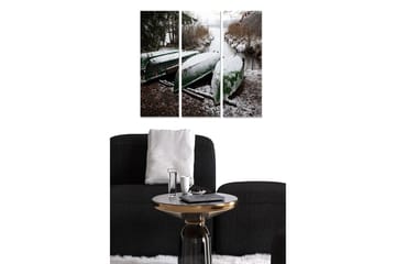 Canvastavla i trä 3-delar 50x70 cm - Grönmålade båtar täckta av snö vid en stilla vattendrag - Grön / Vit / Brun - Inredning - Tavlor & posters - Canvastavla