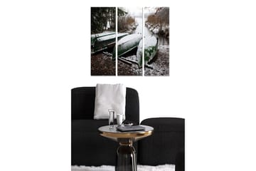 Canvastavla i trä 3-delar 50x70 cm - Grönmålade båtar täckta av snö vid en stilla vattendrag - Grön / Vit / Brun - Inredning - Tavlor & posters - Canvastavla
