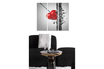 Canvastavla i trä 3-delar 50x70 cm - Krossat hjärta som hänger i en kedja - Röd / Grå / Svart - Inredning - Tavlor & posters - Canvastavla