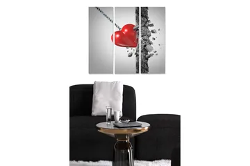 Canvastavla i trä 3-delar 50x70 cm - Krossat hjärta som hänger i en kedja - Röd / Grå / Svart - Inredning - Tavlor & posters - Canvastavla