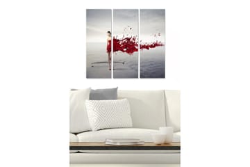 Canvastavla i trä 3-delar 50x70 cm - Kvinna i röd klänning som står vid vattnet med färgexplosion av röd vätska - Röd / Grå / Beige - Inredning - Tavlor & posters - Canvastavla