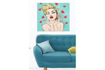 Canvastavla i trä 3-delar 50x70 cm - Kvinna med blont hår som ger kyssar omgiven av röda hjärtan - Ljusblå / Röd / Beige - Inredning - Tavlor & posters - Canvastavla