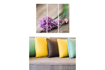 Canvastavla i trä 3-delar 50x70 cm - Lila blommor med gröna stjälkar på en träyta - Lila / Grön / Brun - Inredning - Tavlor & posters - Canvastavla