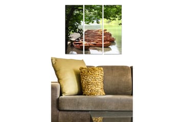 Canvastavla i trä 3-delar 50x70 cm - Rader av träbåtar vid en lugn sjö omgiven av grönska - Grön / Brun / Blå - Inredning - Tavlor & posters - Canvastavla