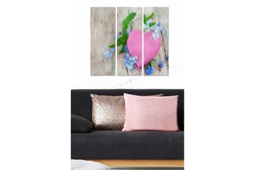 Canvastavla i trä 3-delar 50x70 cm - Rosa hjärta omgiven av blå blommor och gröna blad - Rosa / Blå / Grön - Inredning - Tavlor & posters - Canvastavla