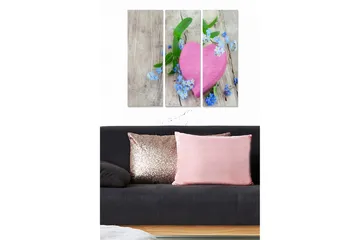 Canvastavla i trä 3-delar 50x70 cm - Rosa hjärta omgiven av blå blommor och gröna blad - Rosa / Blå / Grön - Inredning - Tavlor & posters - Canvastavla