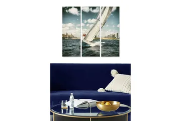 Canvastavla i trä 3-delar 50x70 cm - Segelbåt som navigerar genom vågorna i en stadsmiljö - Blå / Vit / Beige - Inredning - Tavlor & posters - Canvastavla