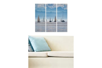 Canvastavla i trä 3-delar 50x70 cm - Segelbåtar på en spegelblanka sjö med fjärran berg i bakgrunden - Ljusblå / Mörkblå / Vit - Inredning - Tavlor & posters - Canvastavla