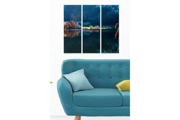 Canvastavla i trä 3-delar 50x70 cm - Spegelbild av en stilla sjö omgiven av skog och fjäll - Mörkblå / Grön / Beige - Inredning - Tavlor & posters - Canvastavla