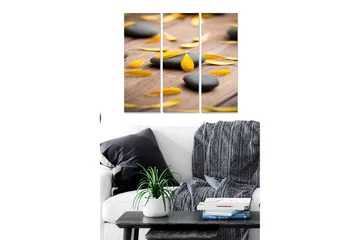 Canvastavla i trä 3-delar 50x70 cm - Stenläggning med gula blomblad på en träyta - Svart / Gult / Brunt - Inredning - Tavlor & posters - Canvastavla