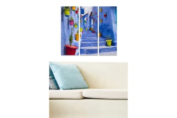 Canvastavla i trä 3-delar 50x70 cm - Trappa i en blå stad med färgglada krukor - Blå / Röd / Grön - Inredning - Tavlor & posters - Canvastavla