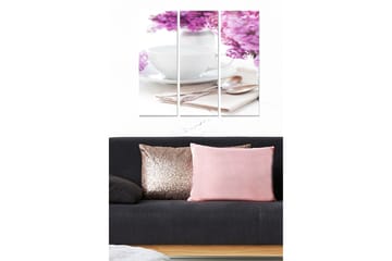 Canvastavla i trä 3-delar 50x70 cm - Vacker bukett av lila blommor med en vit kopp och skedar i fokus - Lila / Vit - Inredning - Tavlor & posters - Canvastavla