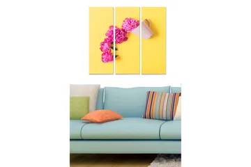 Canvastavla i trä 3-delar 50x70 cm - Vacker bukett av rosa blommor i en vit kanna mot en gul bakgrund - Rosa / Gul - Inredning - Tavlor & posters - Canvastavla