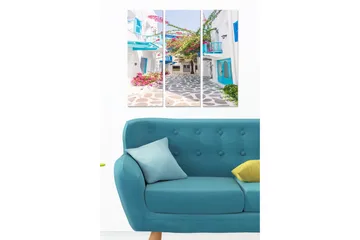 Canvastavla i trä 3-delar 50x70 cm - Vacker gränd med vita hus och bougainvillea i blomning - Vit / Blå / Rosa - Inredning - Tavlor & posters - Canvastavla