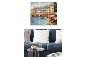 Canvastavla i trä 3-delar 50x70 cm - Vacker hamn med färgglada båtar och historiska byggnader vid vattnet - Blå / Beige / Grön - Inredning - Tavlor & posters - Canvastavla
