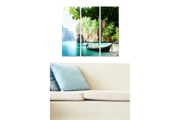 Canvastavla i trä 3-delar 50x70 cm - Vacker kustlinje med en båt vid en klar turkos strand - Turkos / Grön / Beige - Inredning - Tavlor & posters - Canvastavla