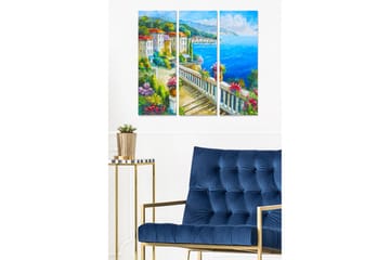 Canvastavla i trä 3-delar 50x70 cm - Vacker kustutsikt med färgglada hus och blomsterarrangemang - Blå / Grön / Röd - Inredning - Tavlor & posters - Canvastavla