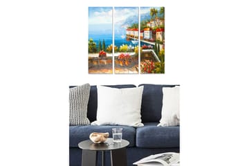 Canvastavla i trä 3-delar 50x70 cm - Vacker kustutsikt med färgglada hus och blomsterarrangemang - Blå / Grön / Röd - Inredning - Tavlor & posters - Canvastavla
