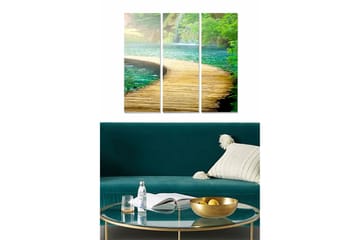 Canvastavla i trä 3-delar 50x70 cm - Vacker träbro som svänger över klart vatten omgiven av grönskande natur - Grön / Blå / Brun - Inredning - Tavlor & posters - Canvastavla