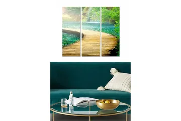 Canvastavla i trä 3-delar 50x70 cm - Vacker träbro som svänger över klart vatten omgiven av grönskande natur - Grön / Blå / Brun - Inredning - Tavlor & posters - Canvastavla