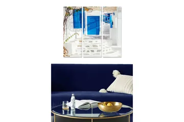 Canvastavla i trä 3-delar 50x70 cm - Vacker vit byggnad med blå dörrar och trappor i en solig miljö - Blå / Vit - Inredning - Tavlor & posters - Canvastavla