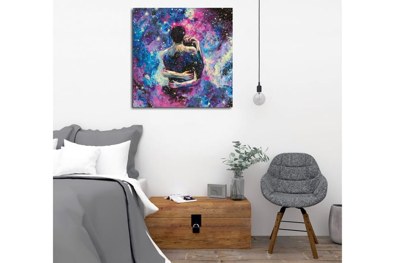 Canvastavla - Intimt par som omfamnar varandra i en stjärnklar galax - Blå / Lila / Svart - Inredning - Tavlor & posters - Canvastavla