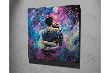 Canvastavla - Intimt par som omfamnar varandra i en stjärnklar galax - Blå / Lila / Svart - Inredning - Tavlor & posters - Canvastavla