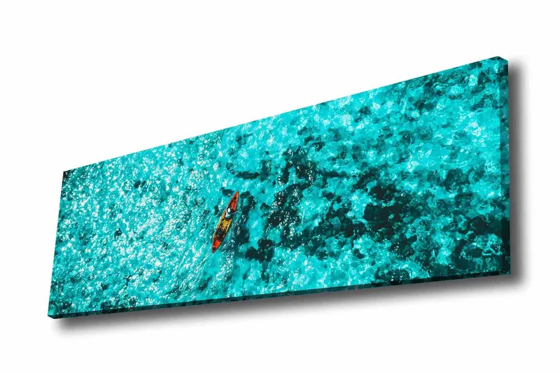 Canvastavla - Kajak som paddlar genom klart turkost vatten, Turkos / Svart / Orange