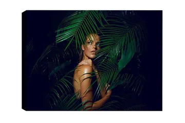 Canvastavla - Kvinna delvis dold bakom gröna palmblad - Mörkgrön / Hudton / Svart - Inredning - Tavlor & posters - Canvastavla