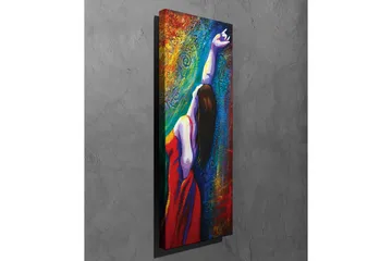 Canvastavla - Kvinna i röd klänning som sträcker ut sin arm mot en färgglad bakgrund - Röd / Blå / Grön - Inredning - Tavlor & posters - Canvastavla