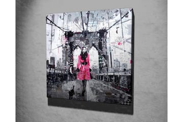 Canvastavla - Kvinna i rosa kappa som promenerar med en katt på en bro - Rosa / Svart / Grå - Inredning - Tavlor & posters - Canvastavla
