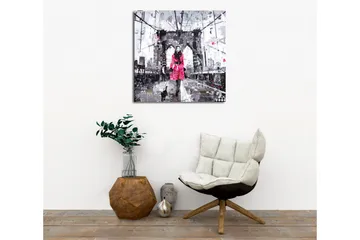 Canvastavla - Kvinna i rosa kappa som promenerar med en katt på en bro - Rosa / Svart / Grå - Inredning - Tavlor & posters - Canvastavla