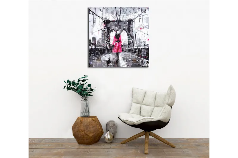 Canvastavla - Kvinna i rosa kappa som promenerar med en katt på en bro - Rosa / Svart / Grå - Inredning - Tavlor & posters - Canvastavla