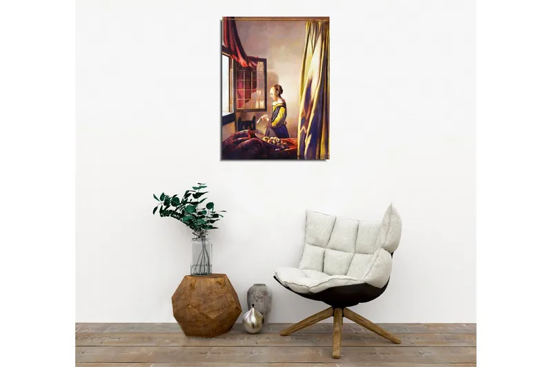 Canvastavla - Kvinna vid fönstret i ett inbjudande rum - Gult / Rödbrunt / Beige - Inredning - Tavlor & posters - Canvastavla