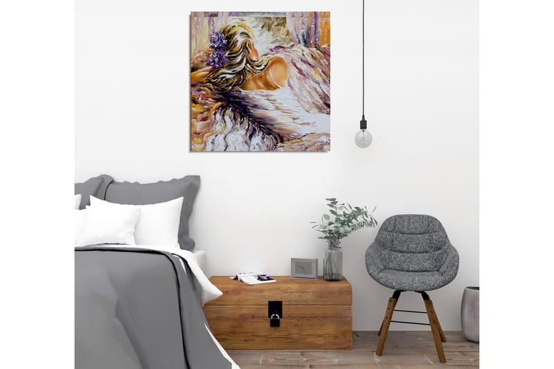 Canvastavla - Kvinnlig figur med blommor i håret som vilar i en mjuk omgivning - Lila / Beige / Vit - Inredning - Tavlor & posters - Canvastavla