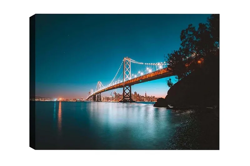 Canvastavla - Ljusbelyst bro över en stilla vattenyta med stadssilhuett i bakgrunden - Blå / Orange / Svart - Inredning - Tavlor & posters - Canvastavla