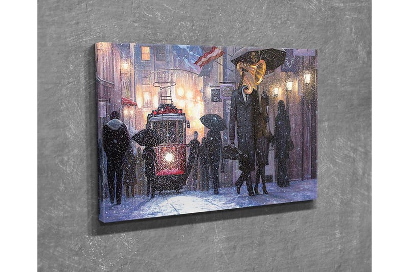 Canvastavla - Mörk stadsscen med en gammaldags spårvagn och människor med paraplyer i snöfall - Mörkblå / Röd / Grå - Inredning - Tavlor & posters - Canvastavla