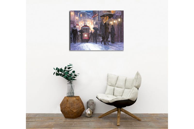 Canvastavla - Mörk stadsscen med en gammaldags spårvagn och människor med paraplyer i snöfall - Mörkblå / Röd / Grå - Inredning - Tavlor & posters - Canvastavla