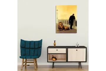 Canvastavla - Mörkklädd man med vingar som står vid en räcke, med en lejon som ligger ned bredvid honom - Guld / Svart / Brun - Inredning - Tavlor & posters - Canvastavla