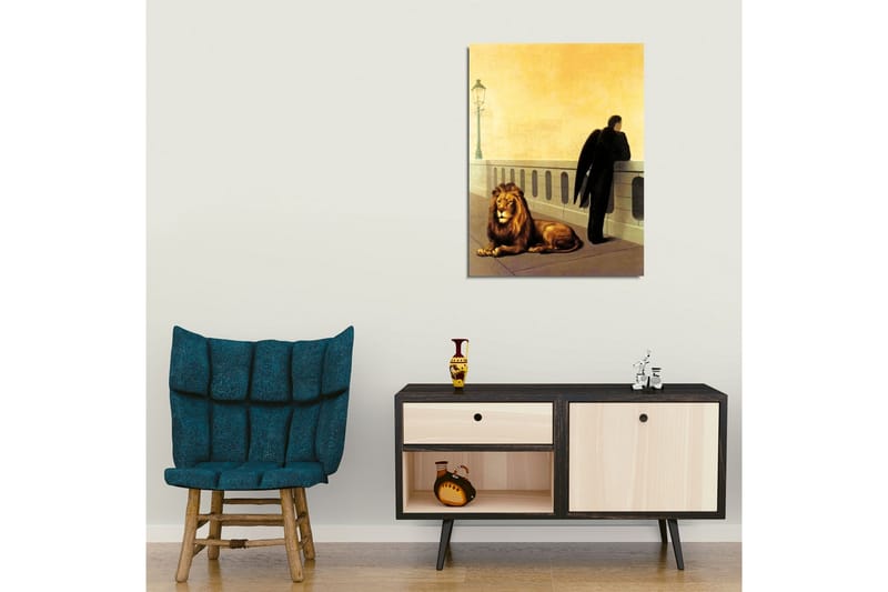 Canvastavla - Mörkklädd man med vingar som står vid en räcke, med en lejon som ligger ned bredvid honom - Guld / Svart / Brun - Inredning - Tavlor & posters - Canvastavla