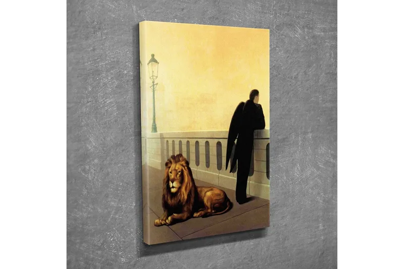 Canvastavla - Mörkklädd man med vingar som står vid en räcke, med en lejon som ligger ned bredvid honom - Guld / Svart / Brun - Inredning - Tavlor & posters - Canvastavla