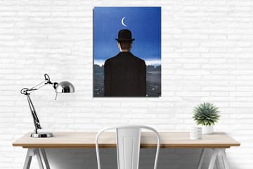 Canvastavla - Man i svart hatt som blickar ut över en landskap med en halvmåne på himlen - Mörkblå / Svart - Inredning - Tavlor & posters - Canvastavla