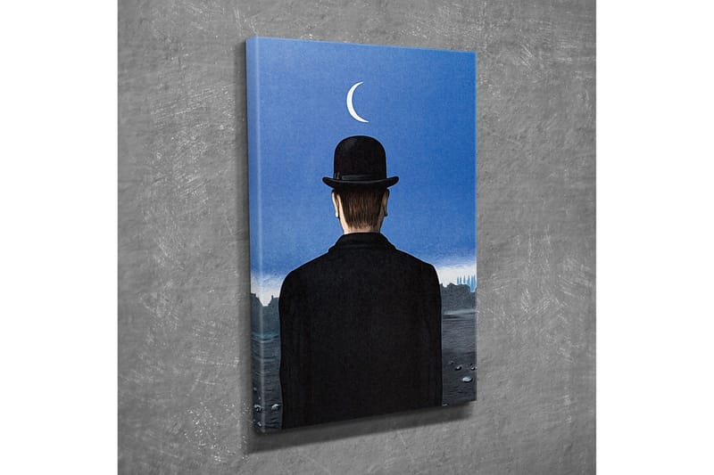 Canvastavla - Man i svart hatt som blickar ut över en landskap med en halvmåne på himlen - Mörkblå / Svart - Inredning - Tavlor & posters - Canvastavla