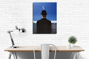 Canvastavla - Man i svart hatt som blickar ut över en landskap med en halvmåne på himlen - Mörkblå / Svart - Inredning - Tavlor & posters - Canvastavla