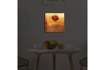 Canvastavla med LED-belysning 28x28 cm - Ensam röd träd på en gyllene kulle - Röd / Guld / Beige - Inredning - Tavlor & posters - Canvastavla